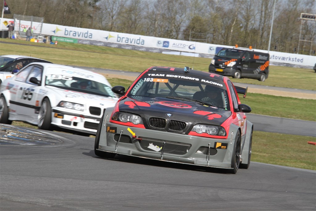 BMW’erne dominere antalsmæssig i Super Touring divisionen, her bl.a. Brian Mikkelsen
(Foto: Keld Dohm)